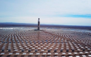 Cómo es la colosal primera planta de energía termosolar de América Latina que Chile inauguró en el desierto de Atacama