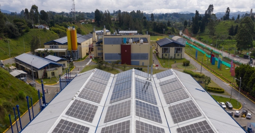 En Colombia, compañía de pinturas inaugura paneles solares en su planta de Rionegro