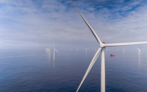 En Holanda, comienza a producir electricidad la primera turbina del parque eólico Fryslan, la mayor del mundo en aguas dulces.